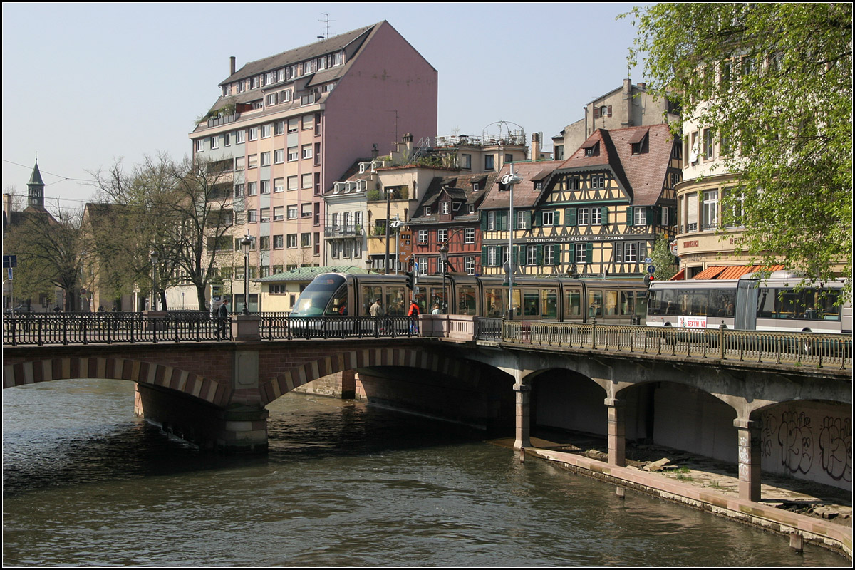. Über die Pont National - 

Die Eurotrams fügen sich harmonisch ins Straßburger Stadtbild ein. 

21.04.2006 (M)