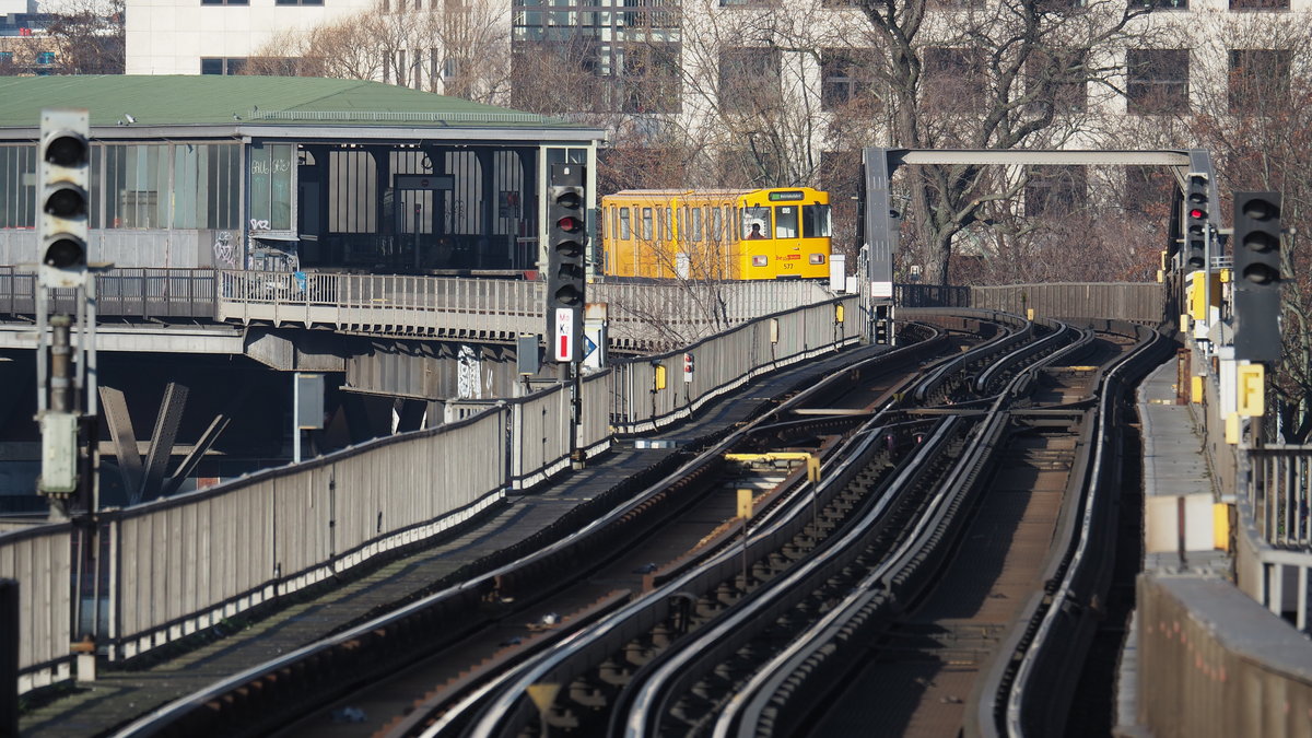. Überführungsfahrt
Oder  Betriebsfahrt  - hier verlässt ein Zug der Baureihe A3L 92 den U-Bahnhof  Möckernbrücke  und wird zum Betriebshof  Warschauer Straße  gefahren.
Aufgenommen vom U-Bahnhof  Hallesches Tor .

Berlin, der 08.02.2020