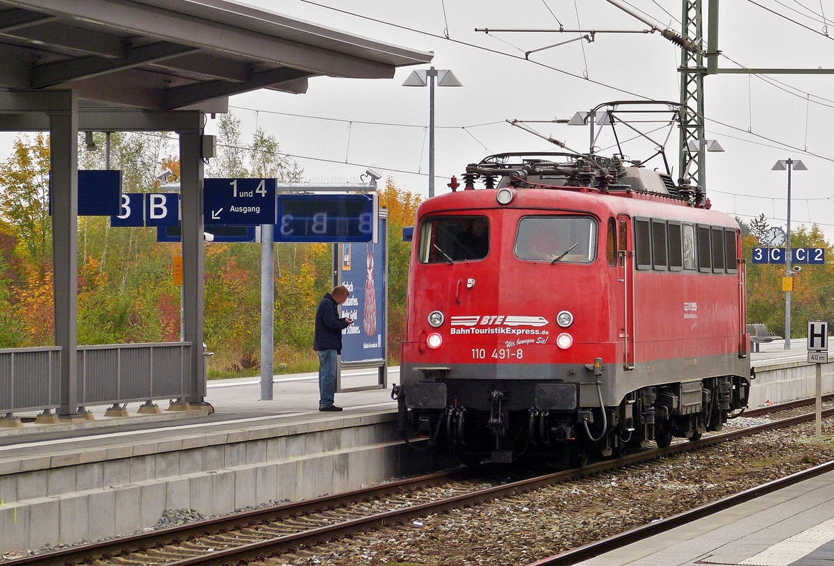 . berraschung in Murnau - Die Bgelfalte 110 491-8 der BahnTouristikExpress GmbH stand am 09.10.2015 in Murnau am Bahnsteig. Seit April 2015 ist die an BahnTouristikExpress GmbH verkaufte 110 491-8 deutschlandweit vor Sonderzgen im Einsatz. Bei der erfolgten Hauptuntersuchung wurden einige uerliche Vernderungen vorgenommen, wobei die eckigen Puffer und die LED-Beleuchtung direkt ins Auge stechen. (Hans)

Die technischen Daten der 110 491-8:

Abnahme: 20.05.1968
Beheimatung: Nrnberg Hbf (NN)
Besitzer: BahnTouristikExpress GmbH (D-BTEX)
Verbleib: Abgestellt in Nrnberg
Hersteller, Fabrik-Nr.: Krauss-Maffei, 19356
Elektrik: SSW
Schaltwerk: W29T
Art der Sifa: elektronisch
Lokkastenform:	Bgelfalte
Farbe: verkehrsrot
