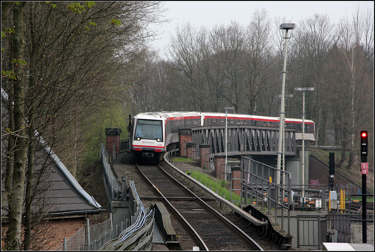 . Überwerfungsbauwerk -

Nördlich der U-Bahnstation Volksdorf überquert ein U-Bahnzug der Hamburger U1 aus Großhansdorf kommend die beiden Gleise der Zweigstrecke von Ohlstedt.

12.04.2012