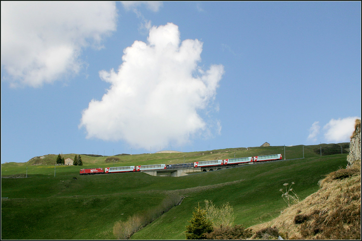 ... Und fährt ein zweites Mal durchs Bild -

Nach dem Richtungswechsel an der zweiten Kehre von oben her fährt der Glacier-Express ein zweites Mal, aber etwas weiter unten nochmals am gleichen Standort vorbei.

11.05.2011 (M)