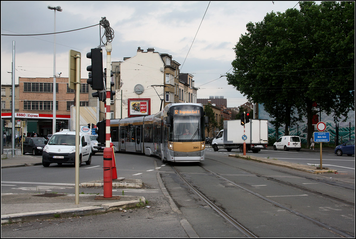 . Ungeordnet -

... und heterogen wirkt das städtische Umfeld hier in Molenbeek-Staint-Jean (Brüssel), in der die moderne Bombardier-Flexitiy-Outlook-Straßenbahn auf der Linie 82 unterwegs ist.

23.06.2016 (M)