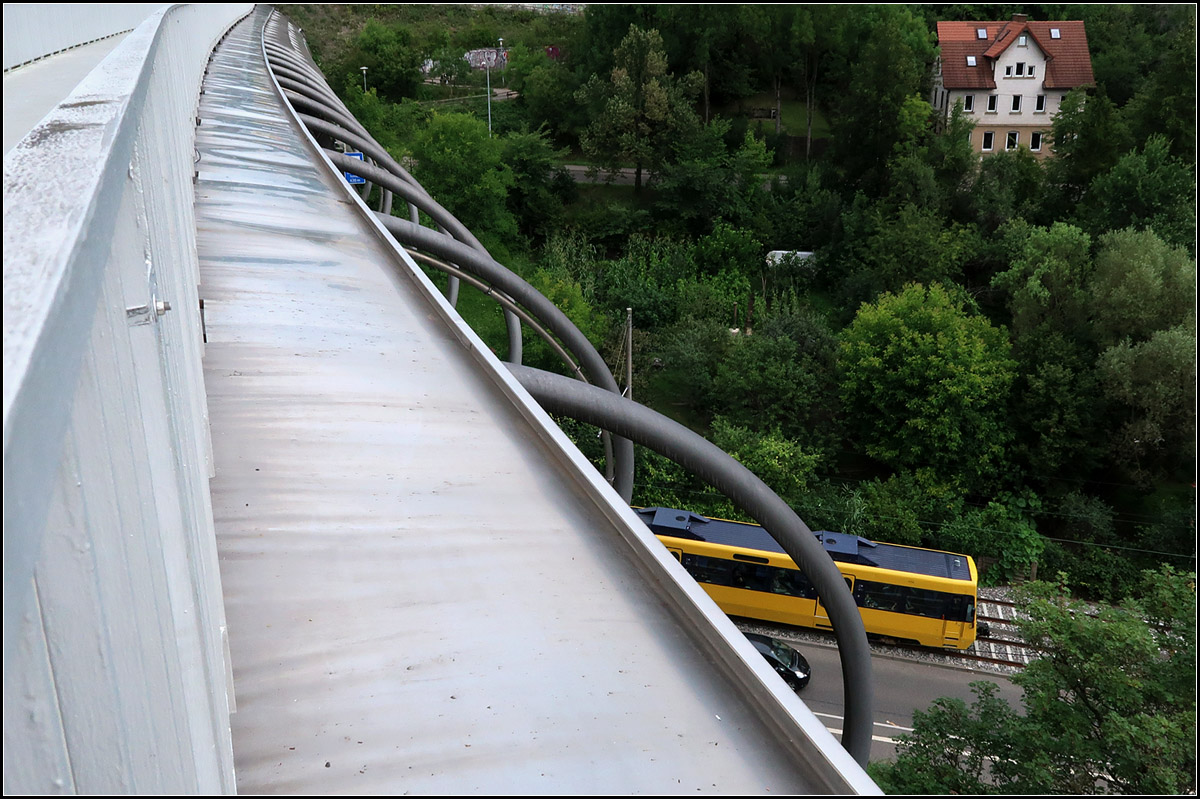 . Unter der Brücke -

...rauscht die Stadtbahn ins Tal. Eine Bahn der Linie U1 hat die Haltestelle Vaihingen Viadukt verlassen und fährt hinunter in Richtung Stuttgart-Kaltental.

28.07.2017 (M)