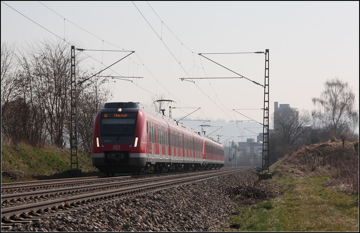 . Unter maximalem Mondschatten -

... ist dieser S-Bahnzug bei Weinstadt-Endersbach unterwegs in Richtung Stuttgart.

20.03.2015 (Matthias)