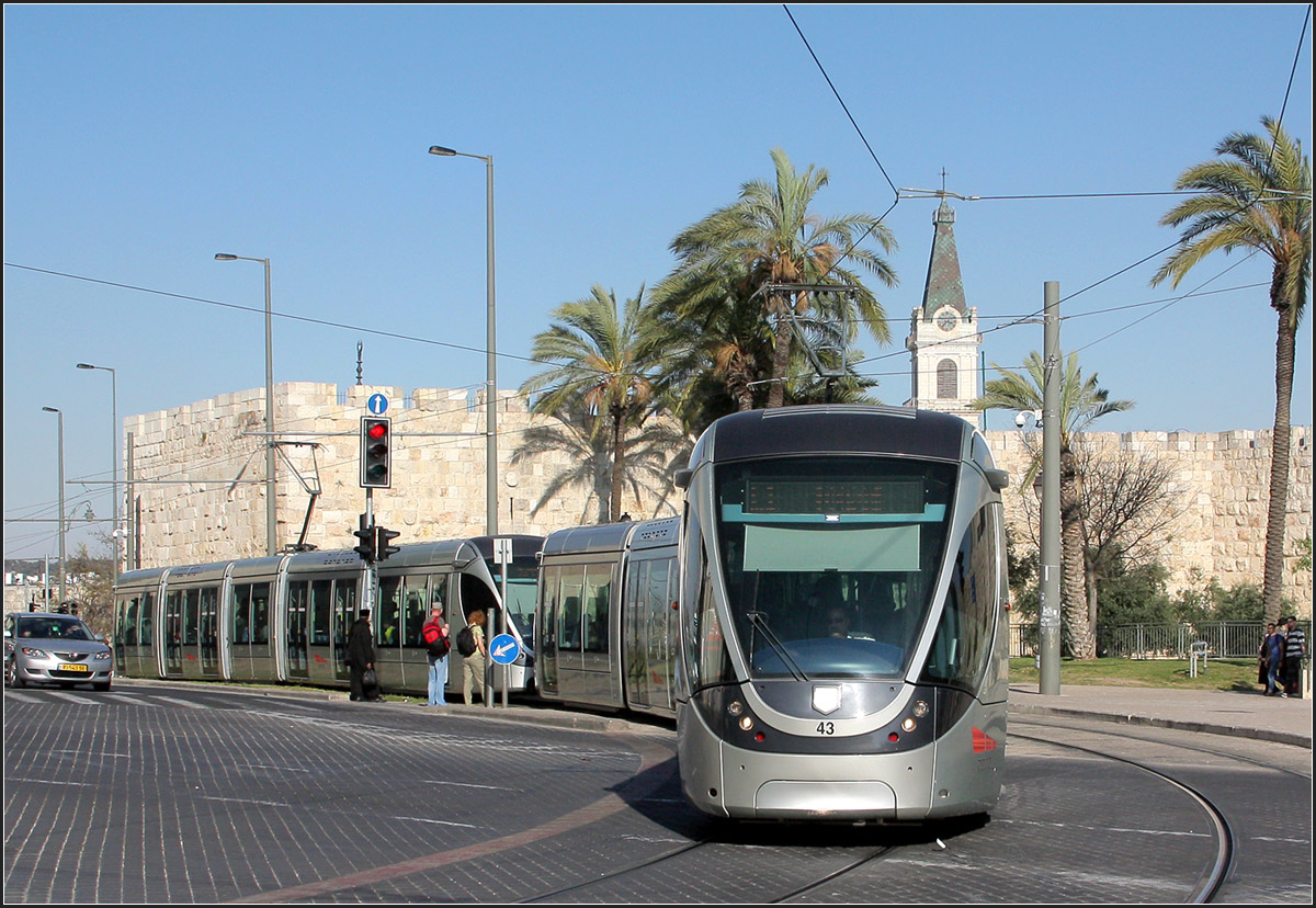 . Unter Palemen -

Die Straßenbahn biegt am Izahal Square ab in die Jaffa Road. Im Hintergrund die Old City.

26.03.2014 (M)