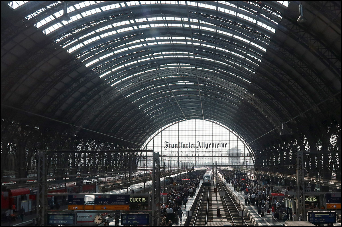 . Unter Stahl-Gewölbe -

Die Bahnsteighalle des Frankfurter Hauptbahnhofes von der DB-Lounge aus gesehen.

25.08.2017 (M)