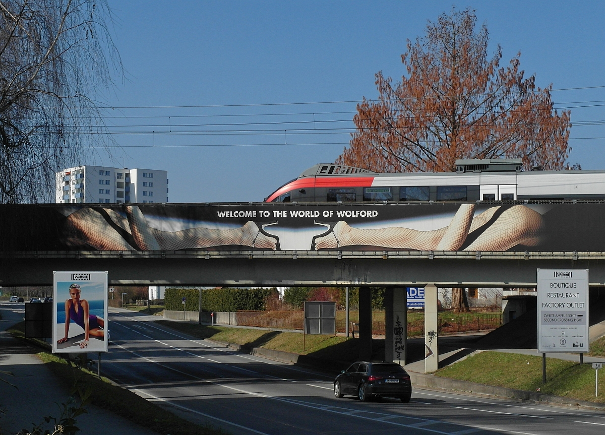 - Verkleidet - Lärmschutzwand einmal anders. Die S-Bahn Vorarlberg nach Lindau überfährt kurz vor der Einfahrt in den Bahnhof Bregenz eine mit Lärmschutzwänden versehene Brücke, an der Werbung eines dort ansässigen Wäscheherstellers angebracht ist (07.03.2014).