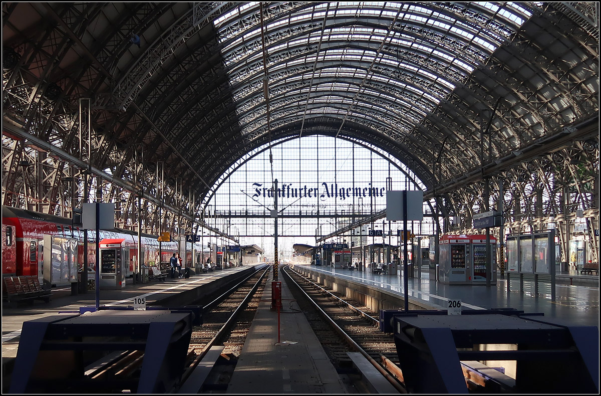 . Verschobene Symmetrie -

Hier hat es ein wenig gebraucht, bis ich durch den Schnitt, das Bild da hatte, das Wiederzugeben was ich beim Fotografieren gesehen hatte. Die Lösung war dann der Anschnitt der Prellböcke, so das störende Randmotive entfielen und der Blick mehr über die Prellböcke zur Flucht der Gleise und zur dazu verschobenen Stirnwand fällt. Spannend immer auch die Licht- und Schattenverhältnisse in der grandiosen Halle des Frankfurter Hauptbahnhofes. Ein Zug auf einem der beiden Gleise hätte hier das Bild vielleicht eher gestört.

25.03.2017 (M)