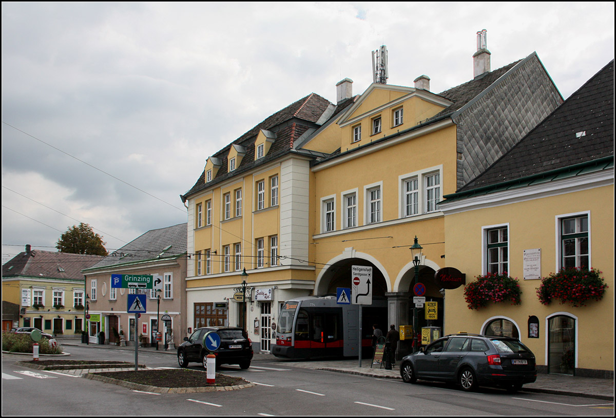 ... und verschwindet wieder auf der rechten Seite im Torbogen eines Gebäudes -

Endschleife der Wiener Straßenbahnlinie 38 in Grinzing.

08.10.2016 (M)
