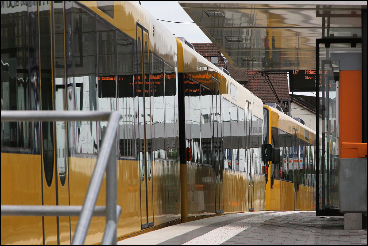 . Verwischt -

...Zug und Haltestelle. Eine U7 in der Haltestelle Hohensteinstraße in Stuttgart-Zuffenhausen.

15.06.2011 (M)