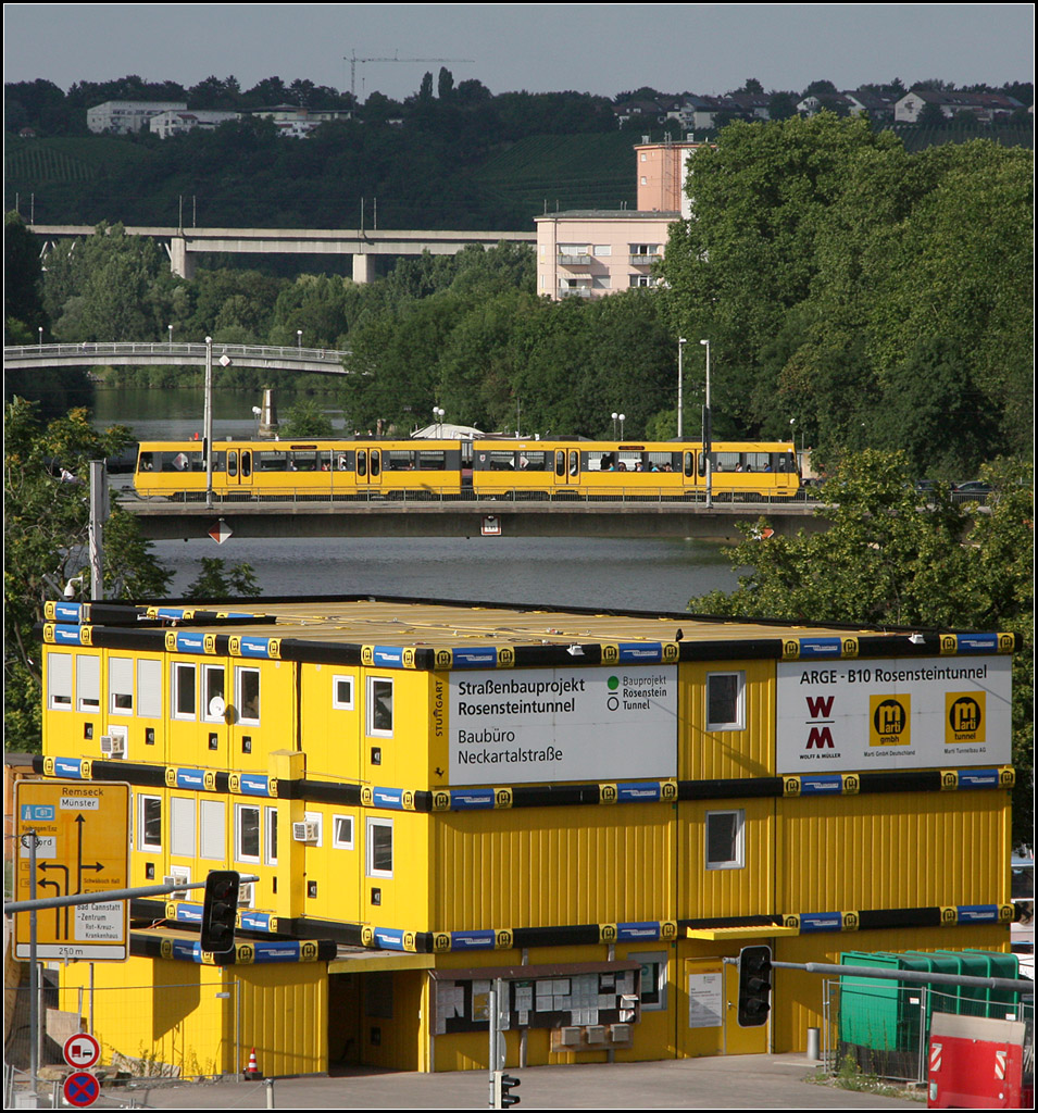 . Viel Gelbes -

Auf der Rosensteinbrücke in Stuttgart-Bad Cannstatt wartet eine Bahn der U13 auf die Weiterfahrt über die Fahrbahnen der Bundesstraße 10. Darunter dominieren die gelben Baucontainer des Rosensteinstraßentunnel für die B10. Nach Fertigstellung dieses Tunnels, wird die U13 hier auch schneller freie Fahrt an der Lichtsignalanlage bekommen.

Im Hintergrund ist der Neckartalviadukt der Schusterbahn zu sehen, leider ohne Zug.

16.07.2016 (M)