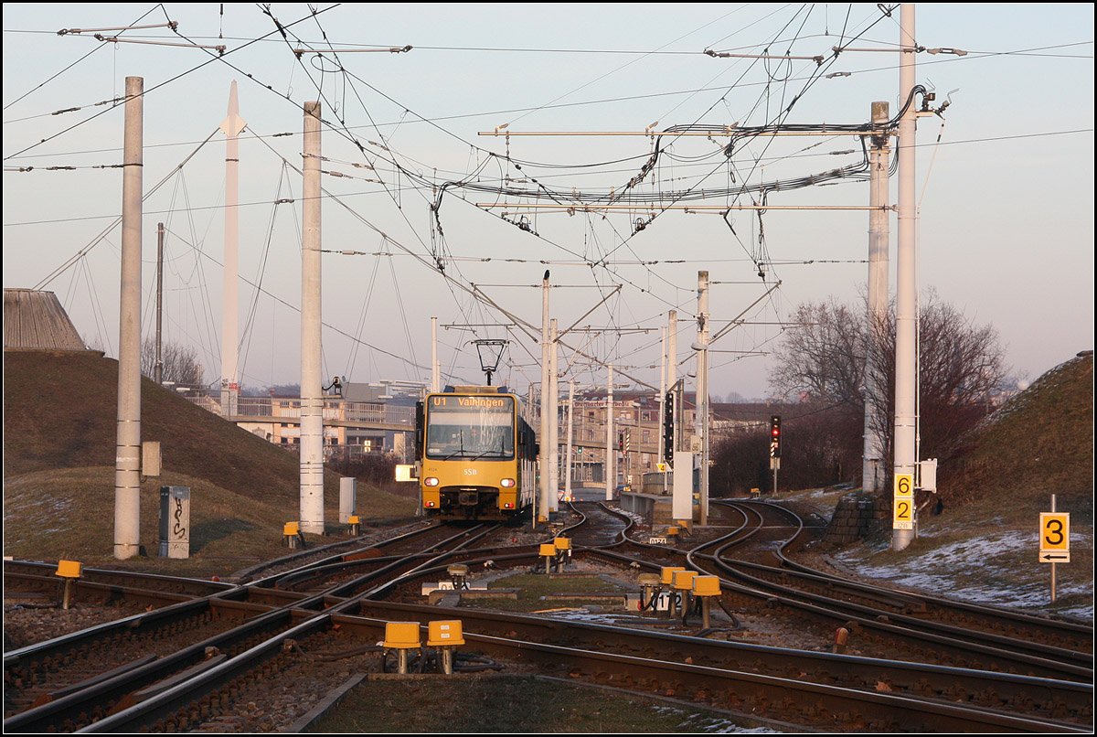 . Viel Gelbes, groß und klein -

Ein Zug der Stuttgarter Linie U1 erreicht gleich die Haltestelle Mineralbäder.

27.01.2017 (M)