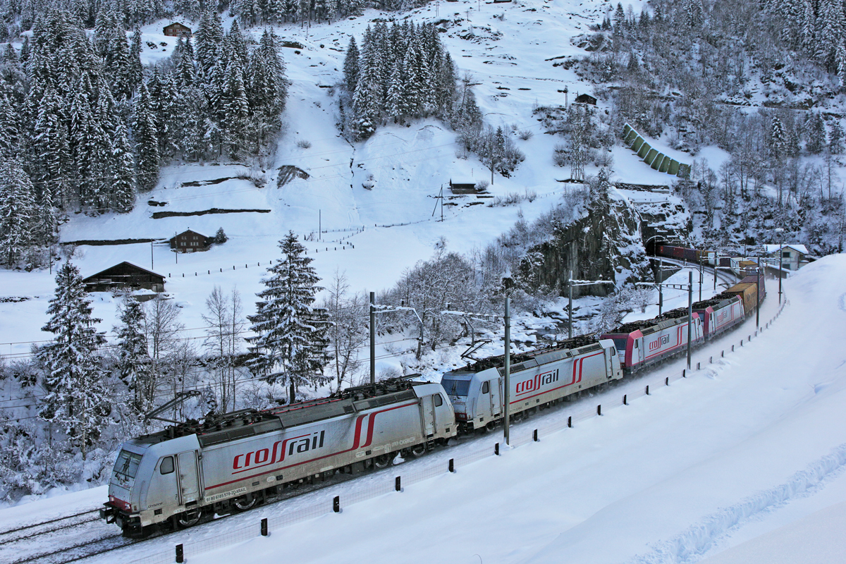 



 Vierfachtraktion der Crossrail Lokomotiven bestehend aus 185 578-2/185 579-0/185 594-9 und der 185 597-2 verlässt am frühen Morgen mit einem Containerzug den Wattinger Kehrtunnel.Bild Wassen 3.2.2015