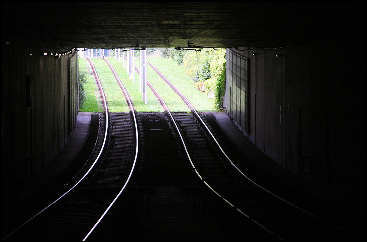 . Von drinnen nach draußen -

Etwas surreal wirkt diese Aufnahme durch die Überbelichtung des  Draußen . Tunnelausfahrt westlich der Stadtbahnstation 'Ruit' in Ostfildern.

12.08.2014 (Matthias)