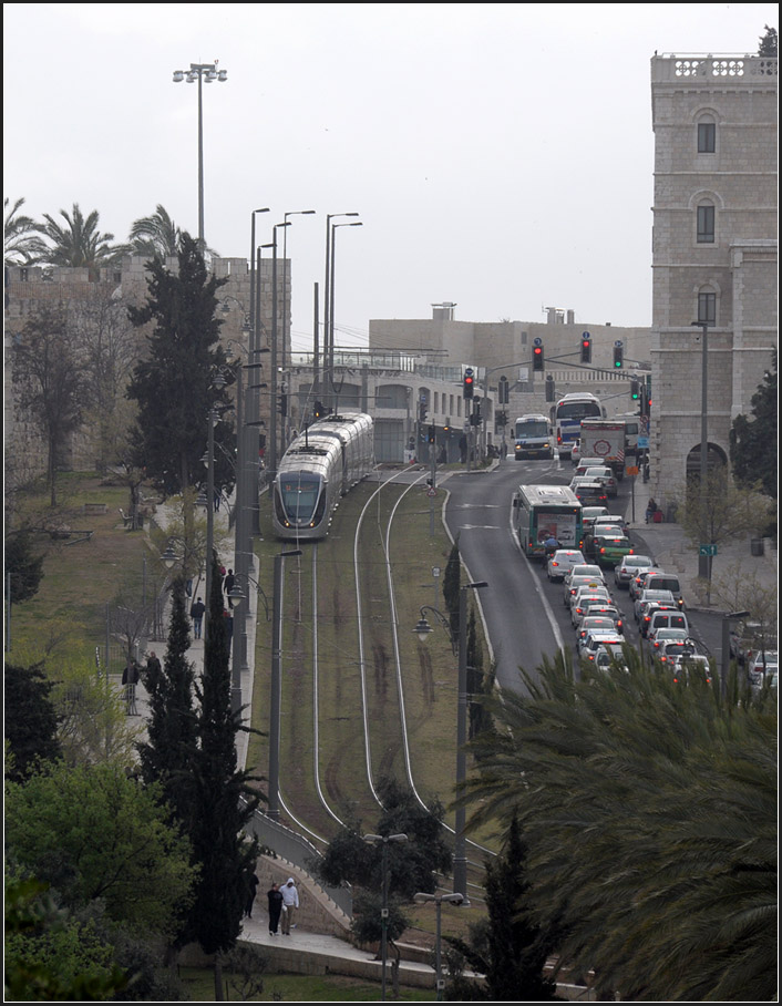 . Von der Mauer aus gesehen -

Blick von der Jerusalem Stadtmauer auf die Straßenbahntrasse. Die Tram fährt gerade in die Gefällstrecke ein.

18.03.2014 (J)
