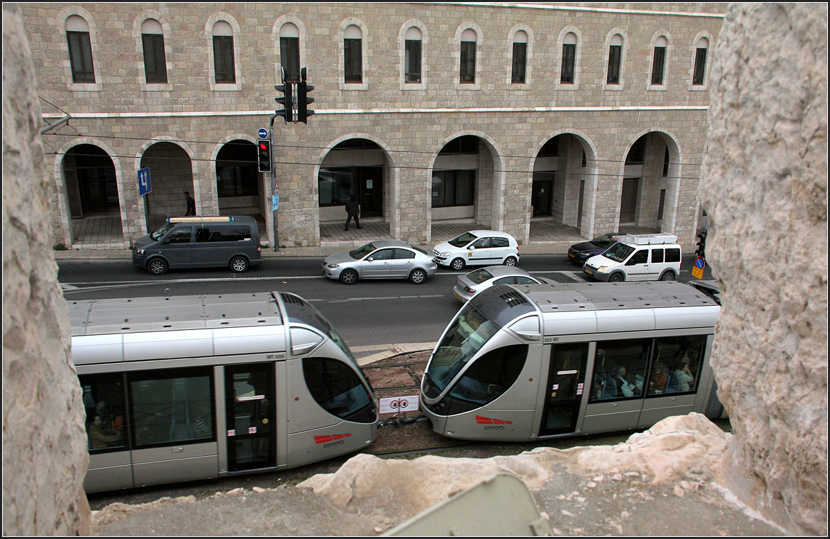 . Von der Stadtmauer aus gesehen -

Die Jerusalemer Stadtbahn fährt in aller Regel in Doppeltraktion.

18.03.2014 (M)