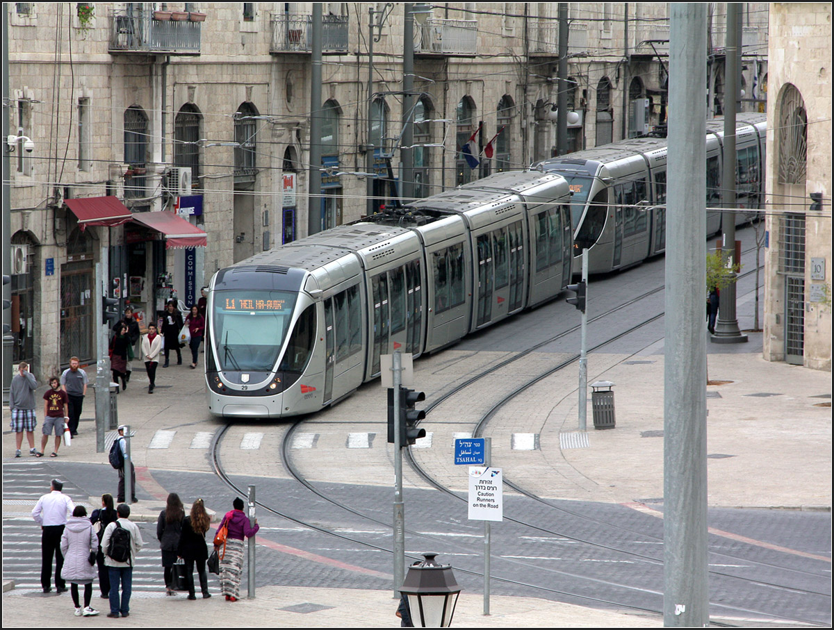 . Von der Stadtmauer aus gesehen -

Nach der Haltestelle City Hall verlässt die Straßenbahn die Jerusalemer Fußgängerzone Jaffa Road und biegt ab in Richtung Damascus Cate.

18.03.2014 (M)