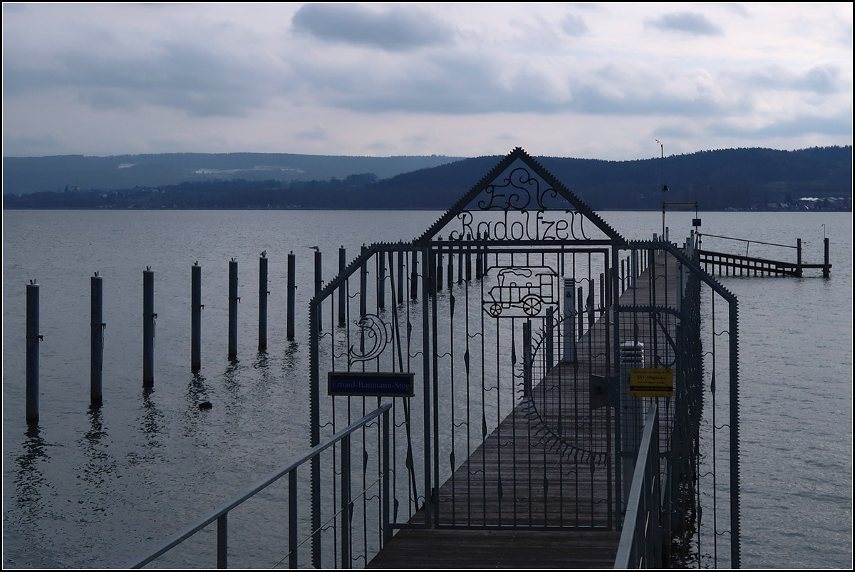 . Was macht die Dampflok an der Anlegestelle? -

Die Anlegestelle liegt am Vereinsheim des ESV Radolfzell, dem dortigen Eisenbahnsportverein. Wie es sich für Bahnfotografen gehört haben wir bei unserm Treffen mit Olli in der dazugehörigen Gaststätte gespeist (empfehlenswert!). Die Aufnahme entstand von der Terrasse der Gaststätte.

10.02.2018 (M)