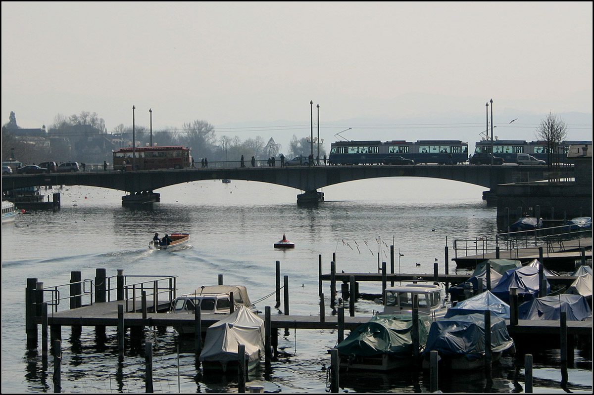 . Wasser und Gegenlicht -

Eine Straßenbahn vom Typ Be 4/6  Mirage  auf der Züricher Quai-Brücke. 

09.03.2008 (M)