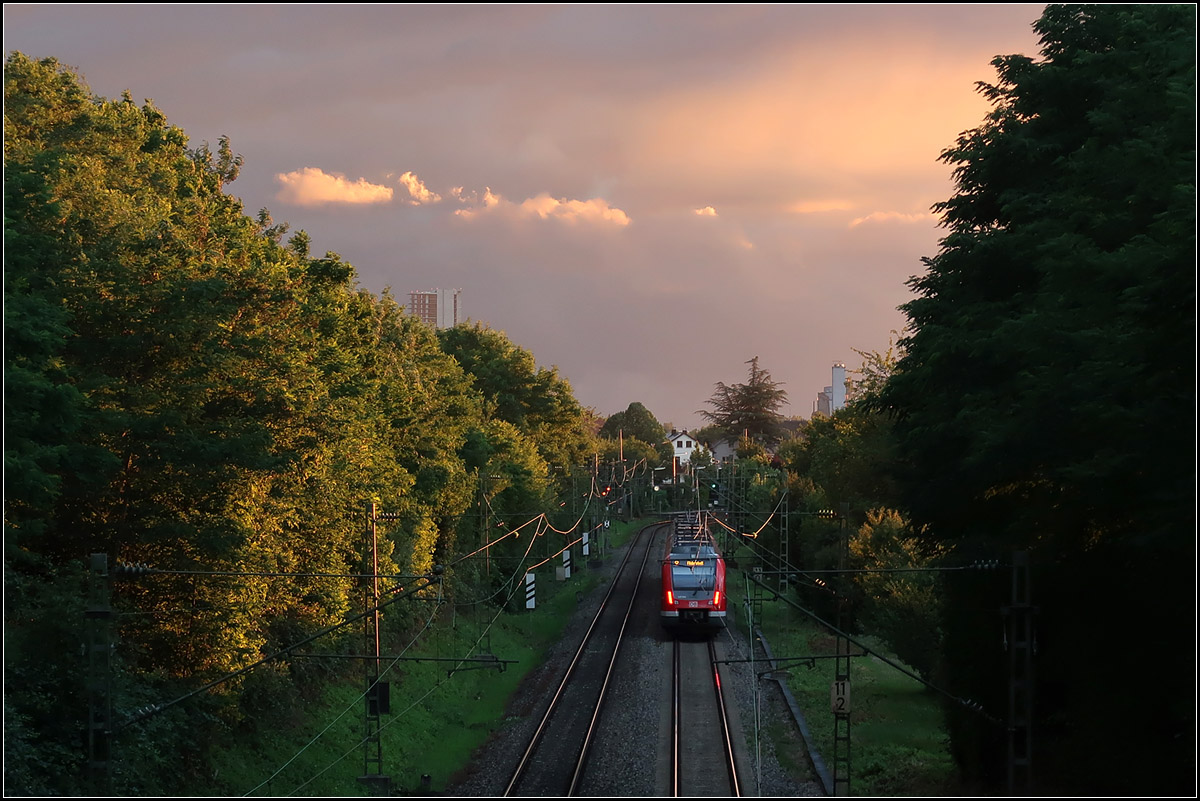 . Wolken zur Zeit der tiefstehenden Abendsonne -

Nachschuss auf eine S-Bahn der Linie S2 in Rommelshausen. Wenige Minuten früher bei der S-Bahn in Gegenrichtung war der Himmel noch nicht so schön. Am schönsten war er aber kurzzeitig zwischen den Bahnen. Die Züge kommen halt nicht immer zum passenden Moment.

12.07.2017 (M)

