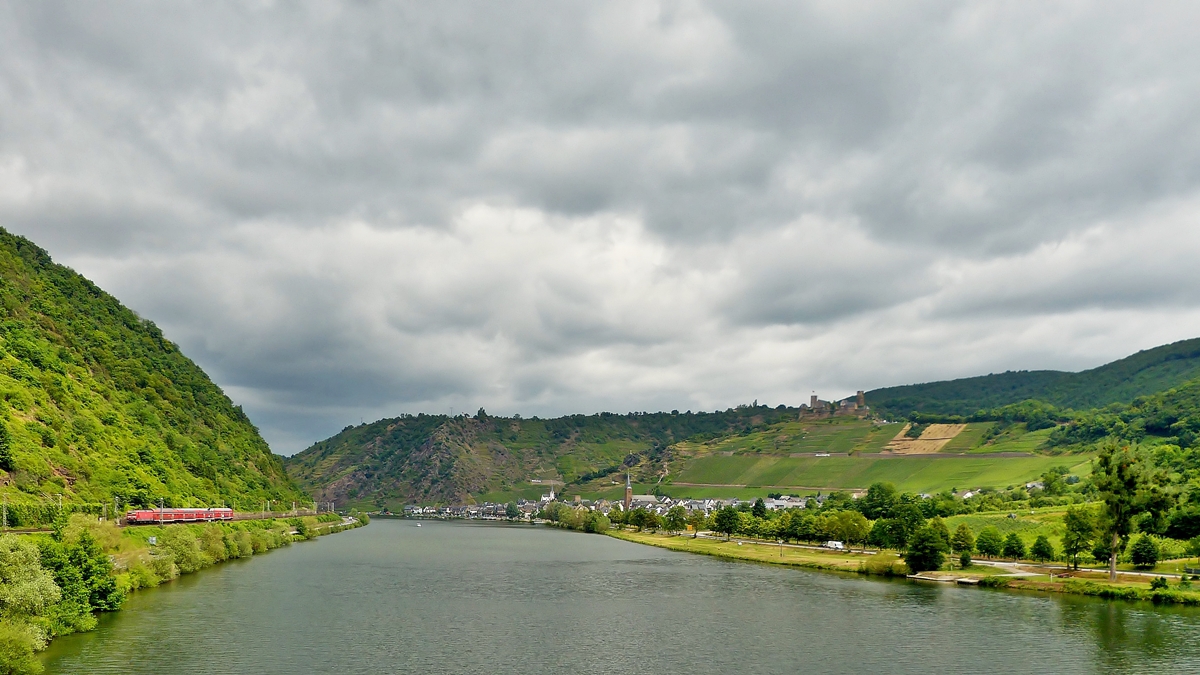 . Wunderschnes Moseltal - Auf der Moselbrcke in Lf bekommt man einen tollen Einblick ins Moseltal mit seinen herrliche Ortschaften und romatischen Burgen. Rechts im Bild erstreckt sich der Ort Alken mit der Burg Thurand, whrend links der RE 12011 (Mosel-Saar-Express)  Koblenz Hbf - Saarbrcken Hbf die Moselstrecke zwischen Kattenes und Lf befhrt. 20.06.2014 (Jeanny)