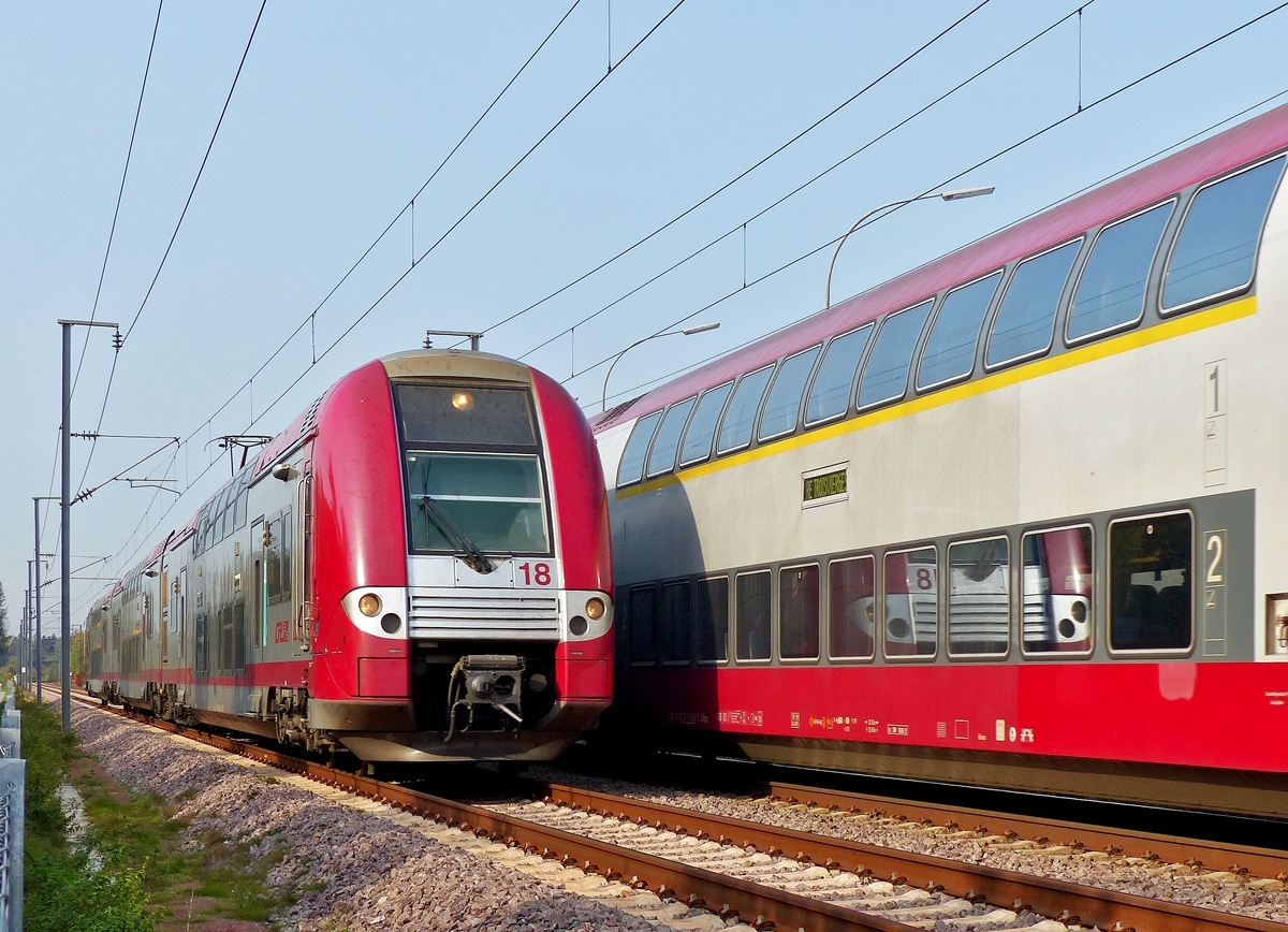 . Zugbegegnung an der luxemburgischen Nordstrecke - Zwischen Lintgen und Mersch, in der Nhe von Rollingen, begegneten sich am 16.10.2017 der RE 3714 Luxembourg - Troisvierges in Form eines CFL Wendezuges und RE 3840 Troisvierges - Luxembourg in Form der Computermaus Z 2218. (Jeanny) 