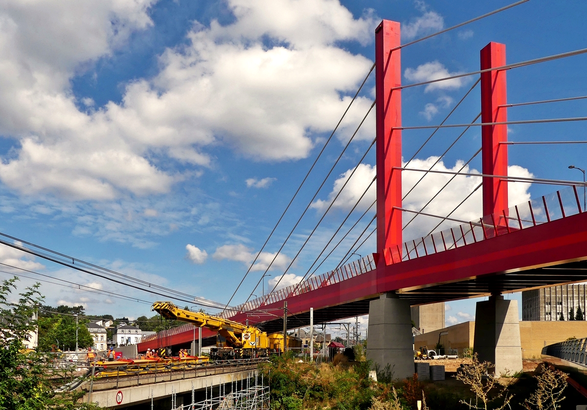 - Zwei Schwergewichte in Mersch - Wegen Bauarbeiten an der Nordstrecke stand am 26.08.2018 der 128 t schwere Gleisbaukran der Firma Swietelsky in Mersch auf der Brcke ber die Alzette, whrend die imposante Straenbrcke sich ber die Baustelle spannt. (Jeanny)