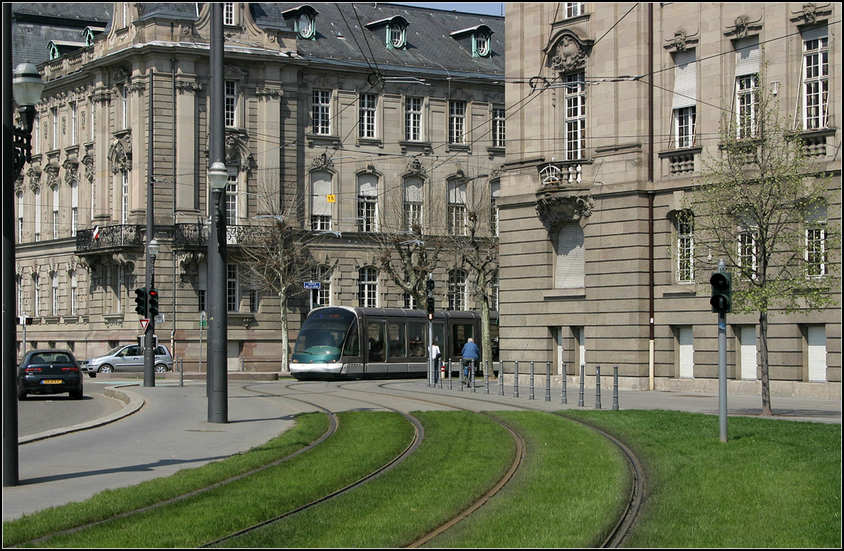 . Zwischen großen Häusern -

Moderne Straßenbahn zwischen großen alten Gebäuden, neu zwischen alt in Harmonie. An der Linie B am Place de la République. 

21.04.2004 (M)
