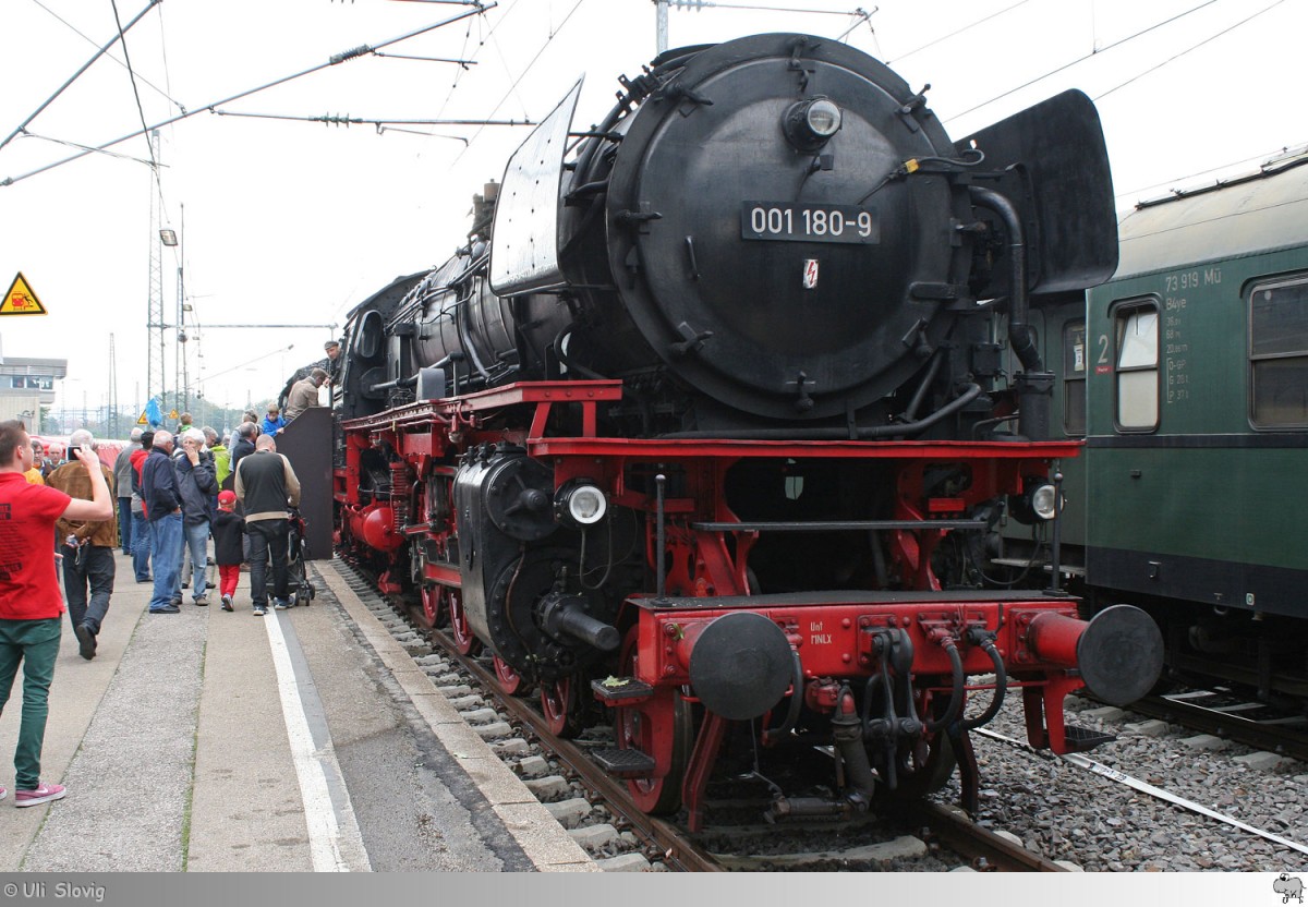 001 180-9 des Bayerischen Eisenbahnmuseums steht bei der Lokparade anlässlich der Märklintage 2015 in Göppingen auf Gleis eins im Bahnhof. Aufgenommen am 19. September 2015.
