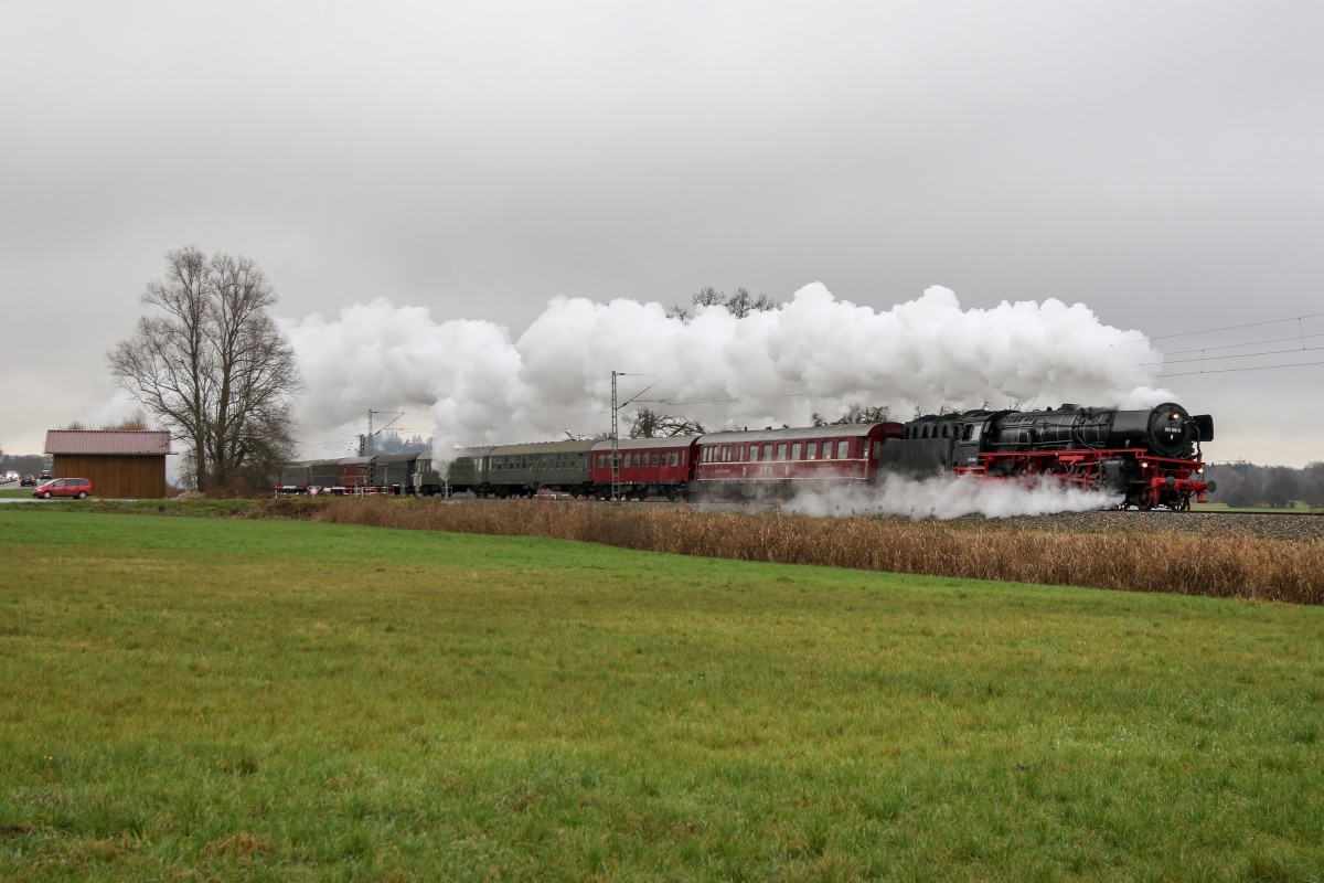 001 180 mit einem Sonderzug am 6. Dezember 2014 bei Weisham.