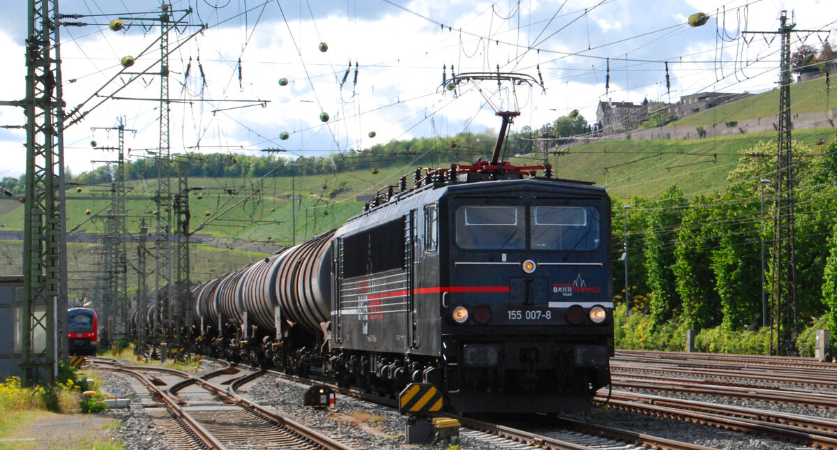 007  James Bond  alias 155 007-8 vom Erfurter Bahnservice kommt mit Kesselwagen durch Würzburg. 19. Mai 2021