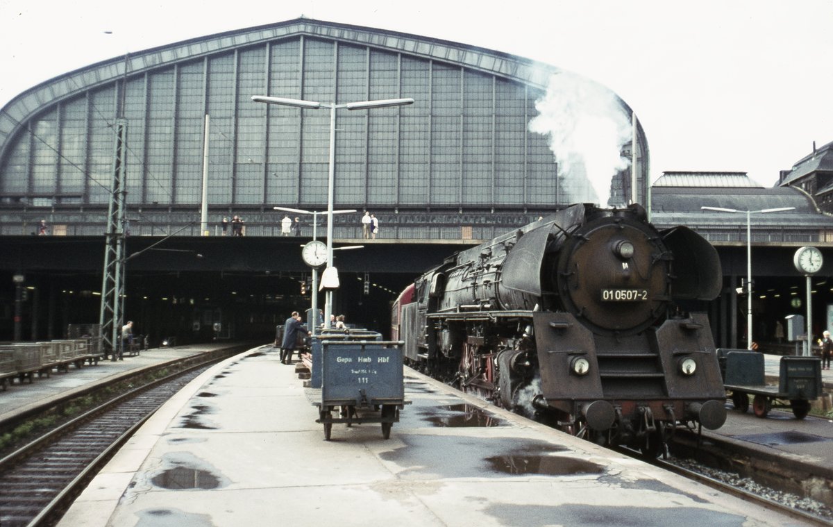 01 0507 mit D-Zug  Hamburg Hbf