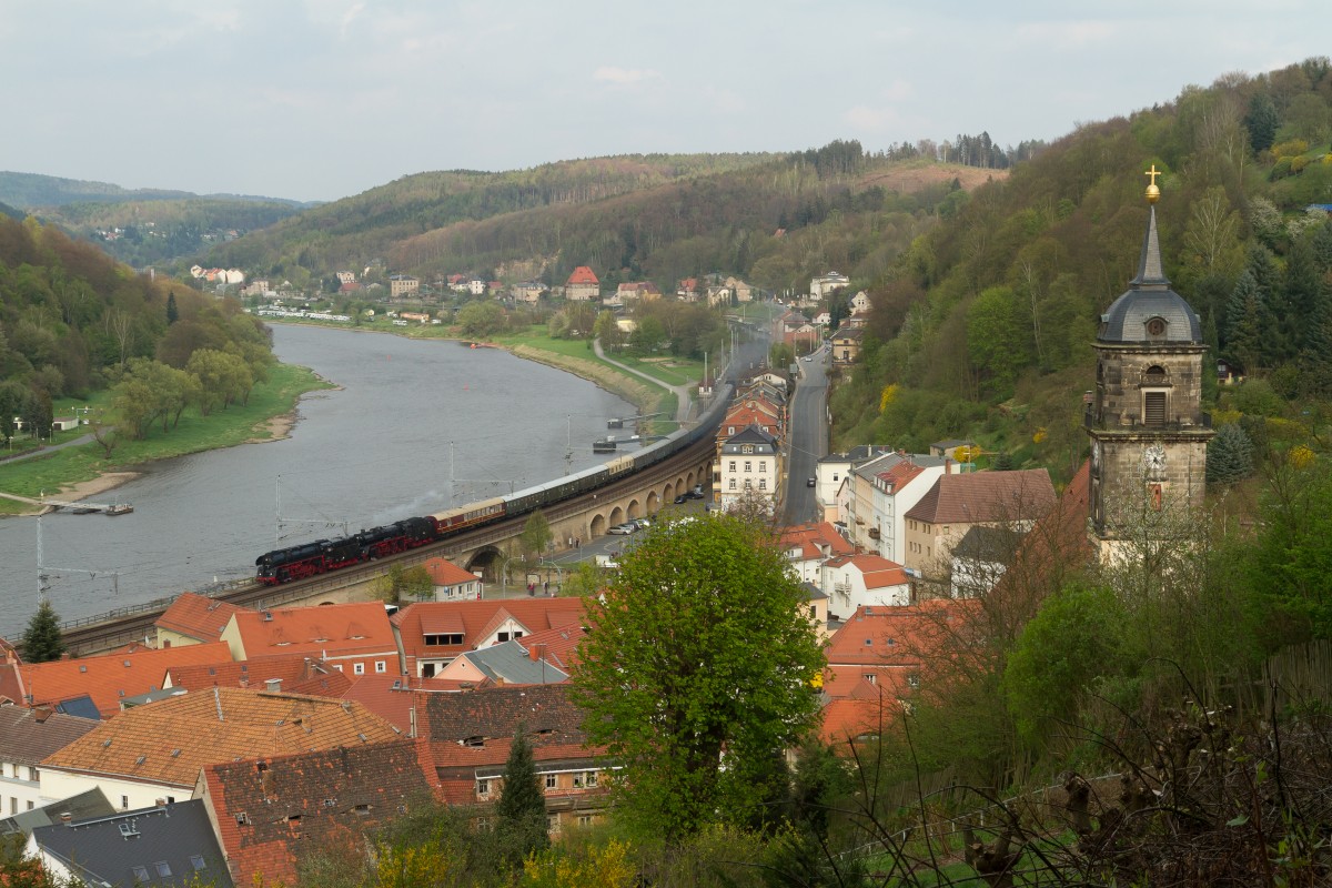 01 0509 + 03 1010 + Sonderzug und an Zugschluß die 23 1079 passieren an 13 April 2014 mit der letzte Pendelfahrt der Dresdner Dampfloktreffen aus Decin nach Dresden bei Königstein.