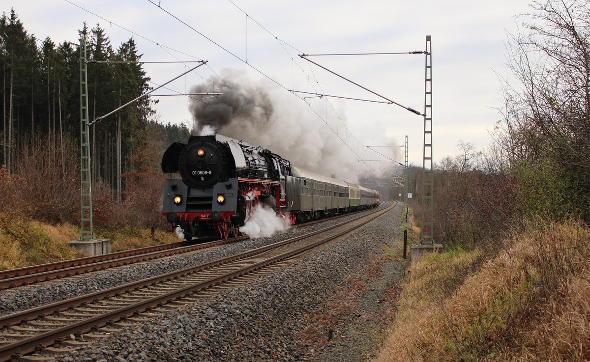 01 0509-8 und 118 770-7 fuhren am 02.12.17 von Chemnitz Hbf nach Regensburg. Hier ist der Zug bei Jößnitz zu sehen.