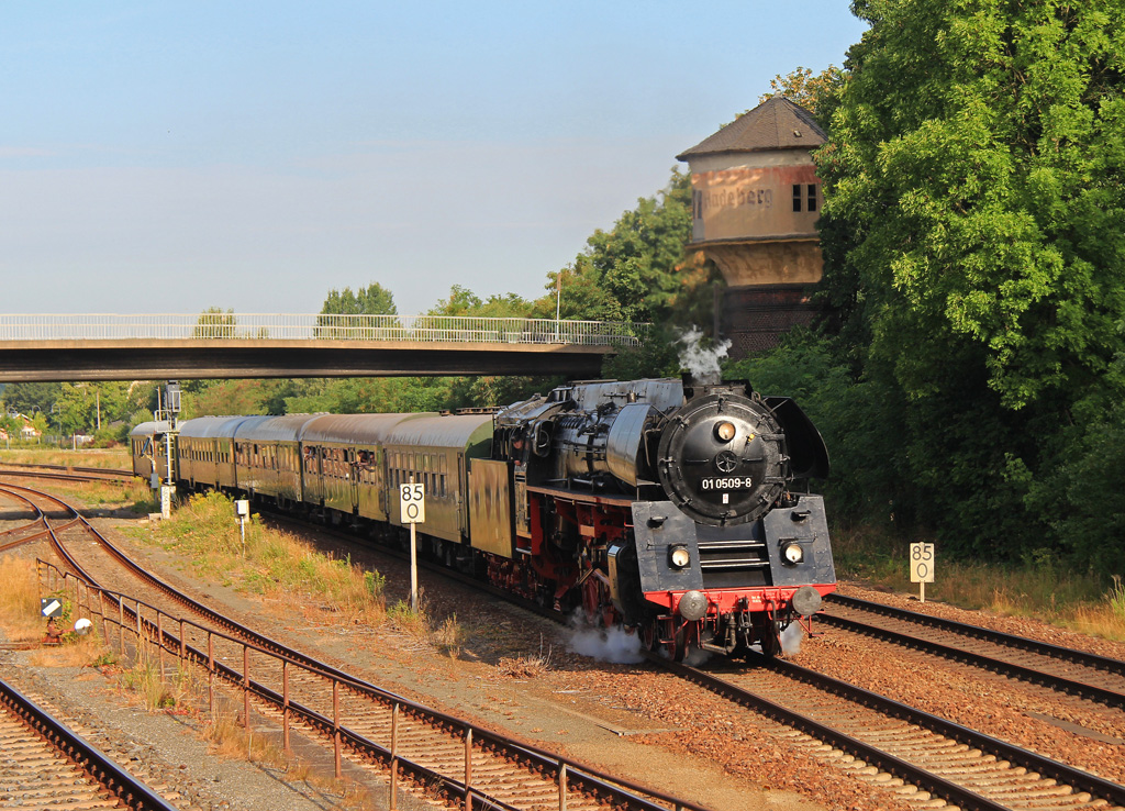 01 0509-8 befördert am 02.08.2015 einen Sonderzug von Dresden Hbf.nach Zittau. Grund der Fahrt das dortige Jubiläum 125 Jahre Zittauer Schmalspurbahn. Hier durchfährt der Zug am Morgen Radeberg.