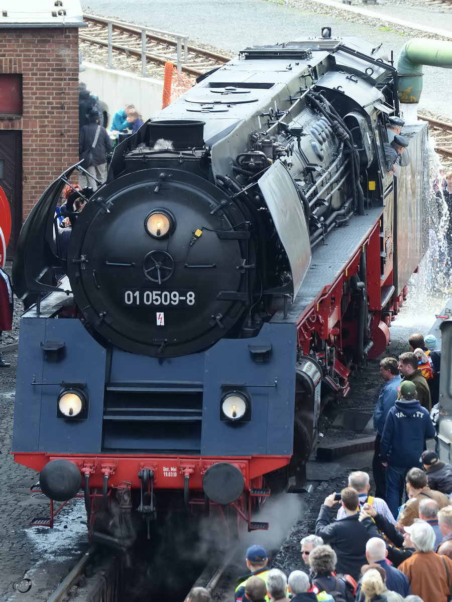 01 0509-8 beim Wasser fassen im Eisenbahnmuseum Dresden. (April 2014)