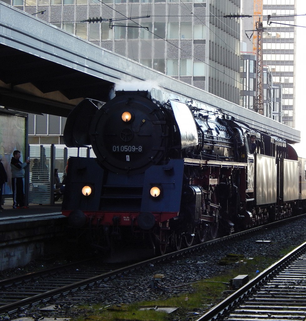 01 0509-8 kam am 21.3.15 mit einen Sonderzug nach Essen gefahren. Grund für das Spektakel war der 80. Geburtstag der Dampflok. Von Essen fuhr sie wider zurück nach Zwickau.

Essen 21.3.2015