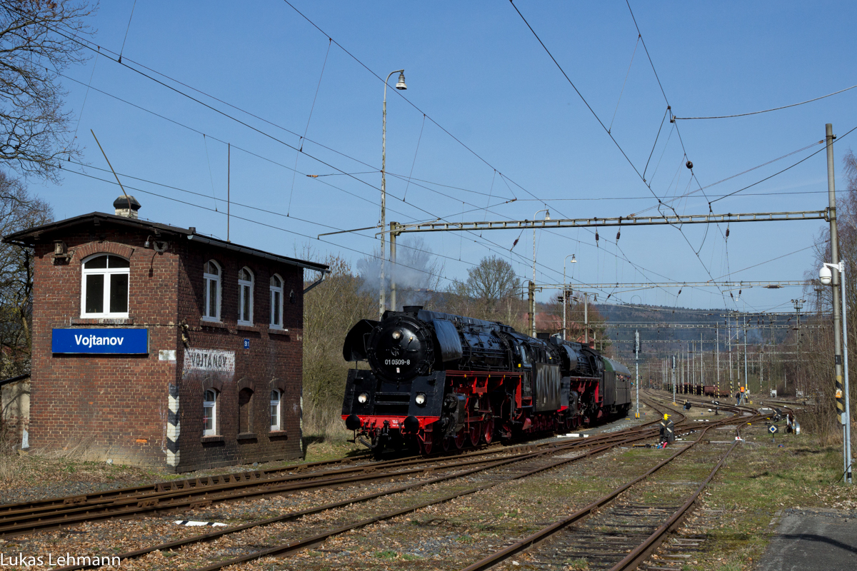 01 0509+1519 rollen durch den Bahnhof von Vojtanov, 02.04.2016