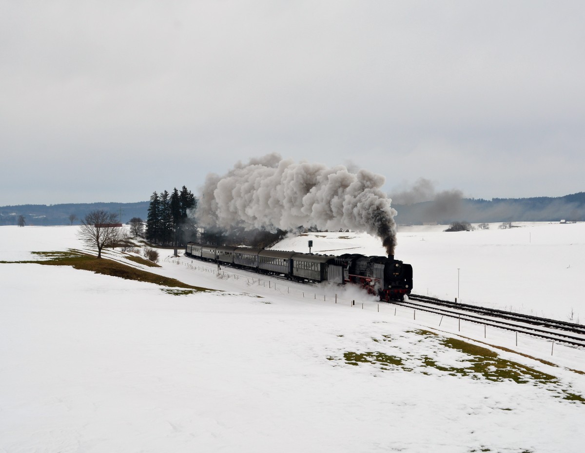 01 066 mit Sonderzug UEF 97 nach Oberstdorf.Aufgenommen bei Görwangs im Winterlichen Allgäu am 21.2.2015.