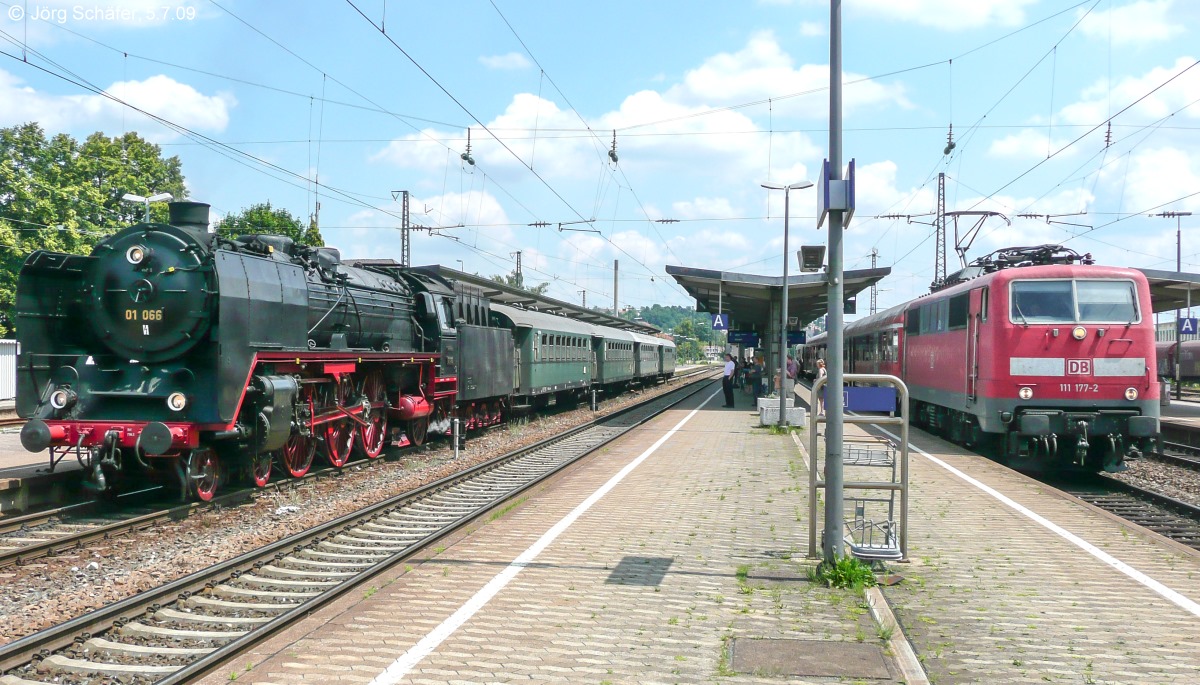 01 066 war am 5.7.09 mit dem Sonderzug zum 150-jährigen Jubiläum der Strecke nach Gunzenhausen in Ansbach. Dort traf sie unter anderem auf 111 177 mit einer RB nach Würzburg.