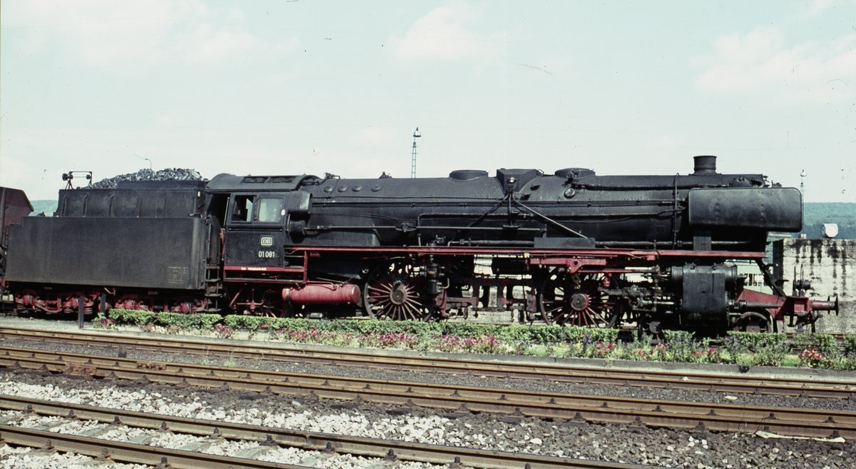 01 081 abgestellt mit fehlender mittlerer Achse