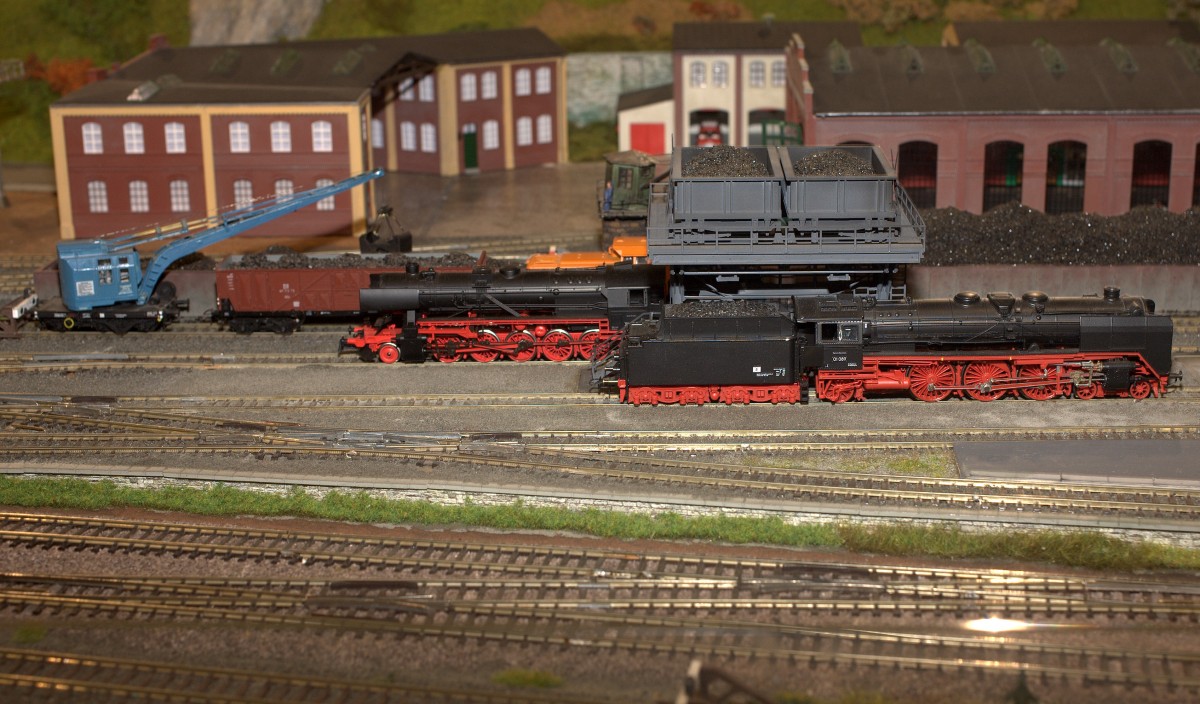 01 089 und eine Lock der Baureihe 52 am Kohlebunker. Modellbahnausstellung Radebeul 
23.11.2014 17:19 Uhr.