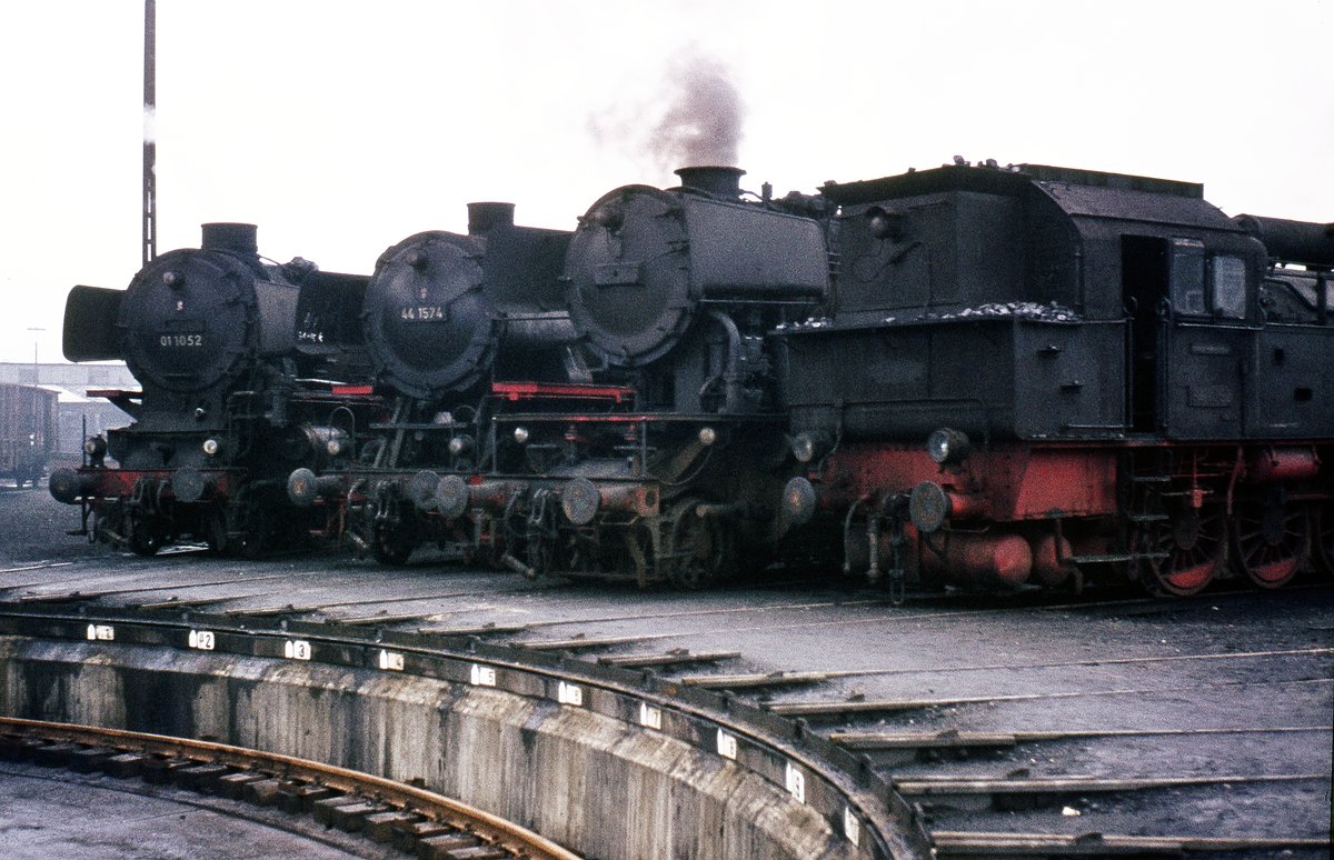 01 1052 - 44 1574   - 41... und 94...  an Drehscheibe im Bw