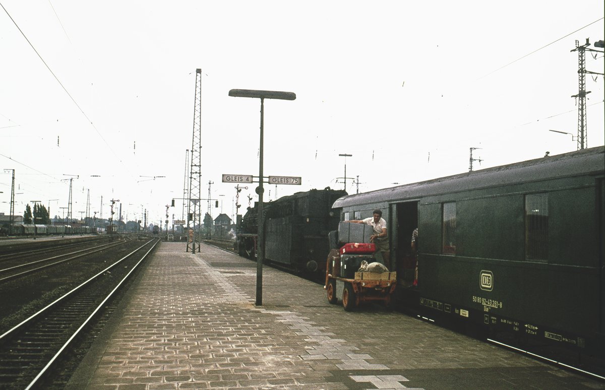 01 106  mit Pz  Bhf.Rheine    Gepäck-Verladung