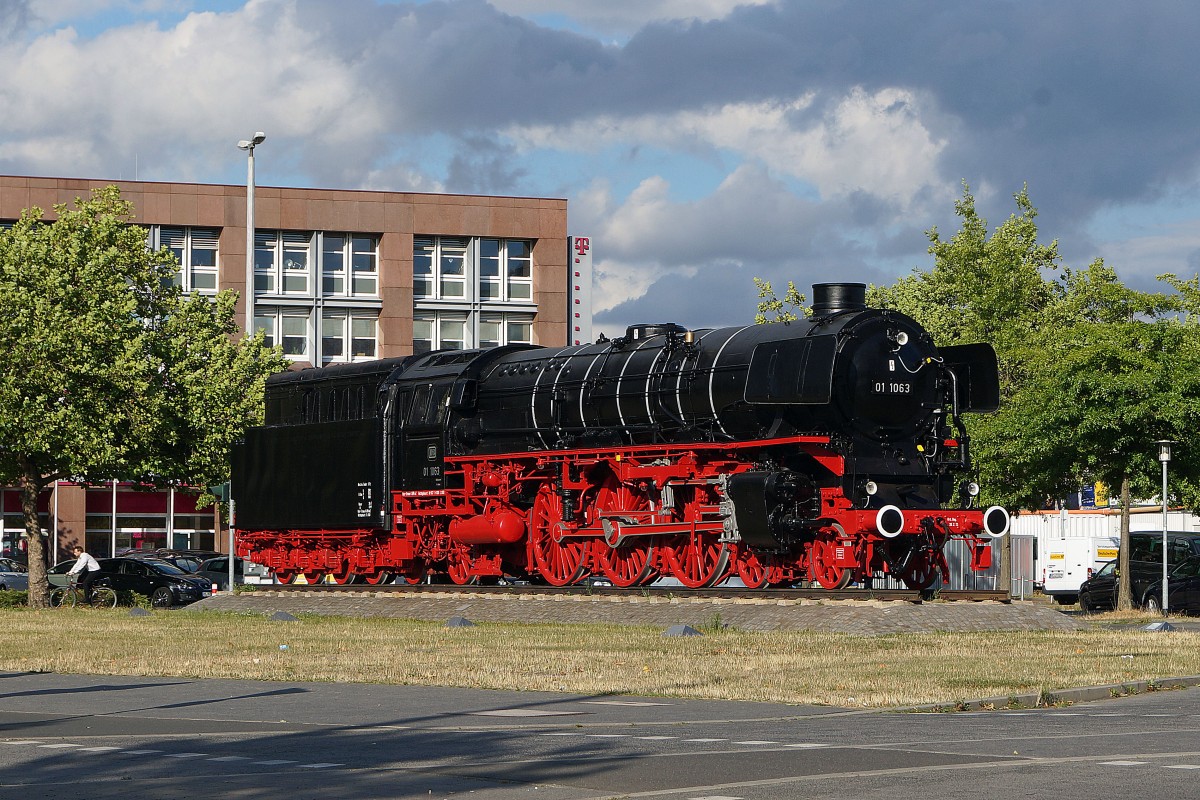01 1063: Die frisch renovierte Denkmaldampflok 01 1063 aus dem Jahre 1937 auf dem Bahnhofplatz Braunschweig aufgenommen am 13. August 2013.
Foto: Walter Ruetsch