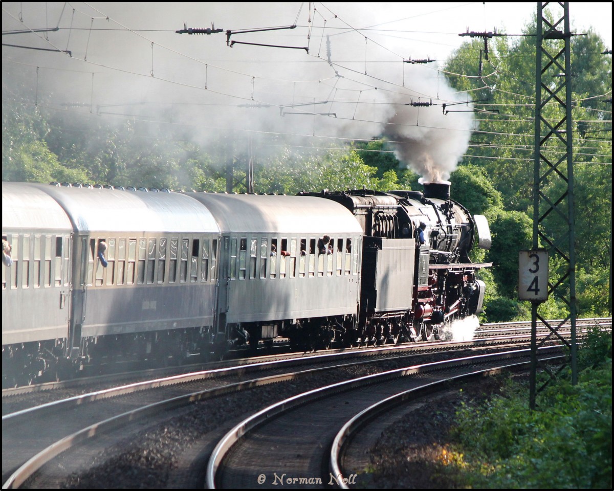 01 1066 auf ihrer Abschiedsfahrt wegen einer langwierigen Kessel-Hauptuntersuchung als Sonderzug mit Schublok V 200 033 von Wilhelmshaven nach Goslar. 26/06/2015