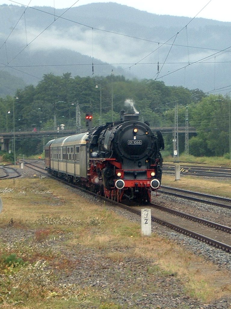 01 1066 bei der Einfahrt in Hausach (12.07.2009)