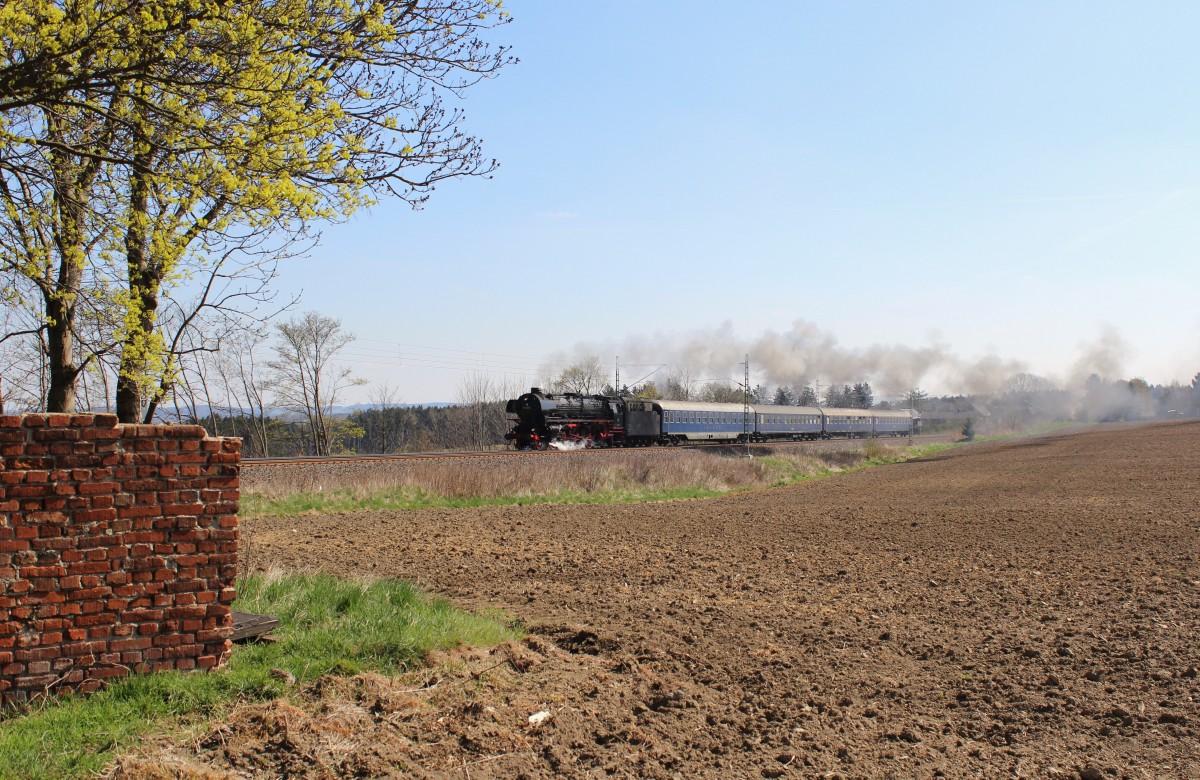 01 1066 fährt am 19.04.15 mit einem Sonderzug von Dresden nach Stuttgart, hier zu sehen an der Schöpsdrehe bei Plauen/V. 
