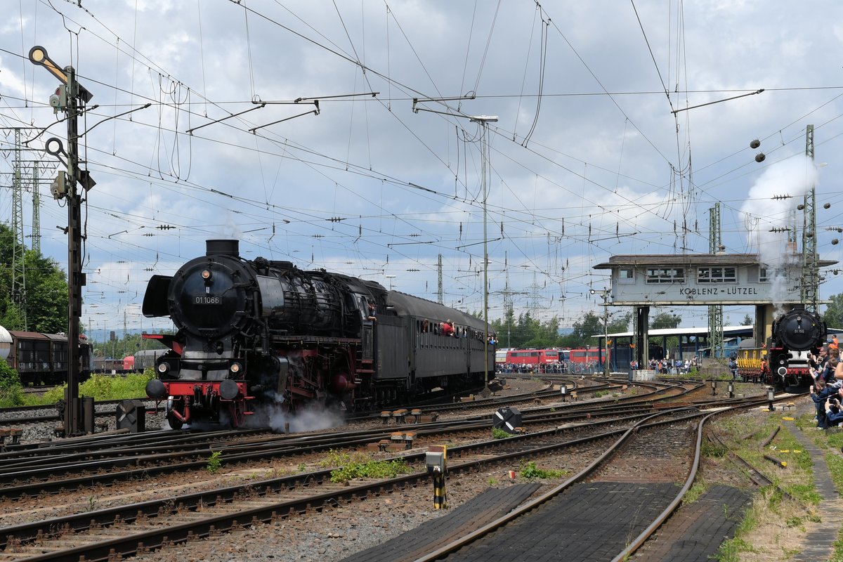 01 1066 mit dem Westfalen-Dampf am 18.06.16 Koblenz-Lützel. Im Hintergrund grüßt 01 150.