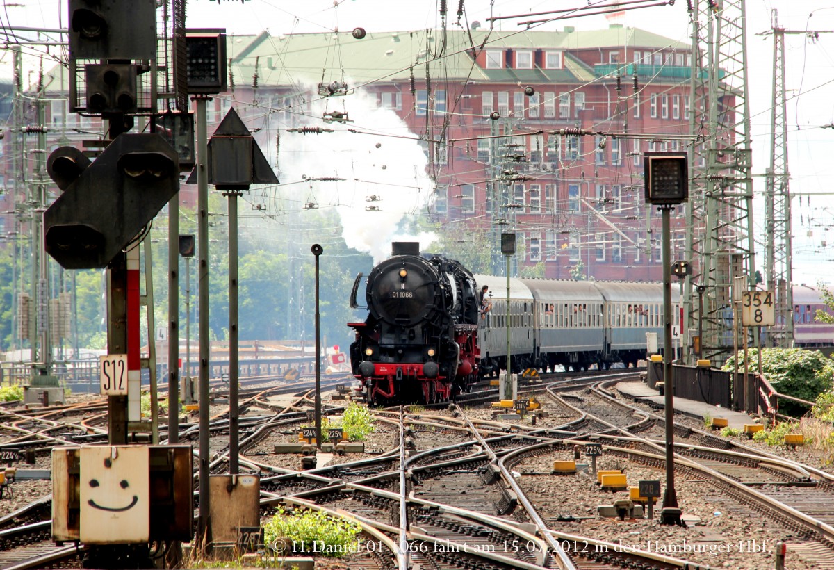 01 1066 mit Sonderzug bei der Einfahrt in Hamburg Hbf, Juli 2012.